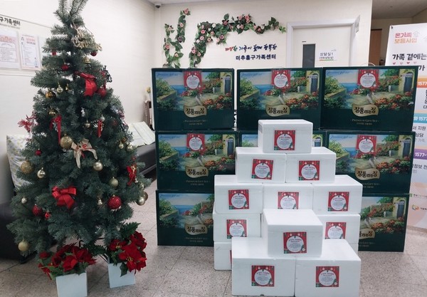 취약계층 대상 크리스마스 선물 나눔 행사 ‘온가족 산타데이' 선물 꾸러미. 미추홀구 포토