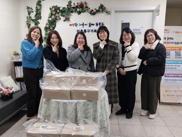 미추홀구가족센터와 카페오슬로·은혜의교회 관계자들이 기념촬영을 하고 있다. 미추홀구 포토