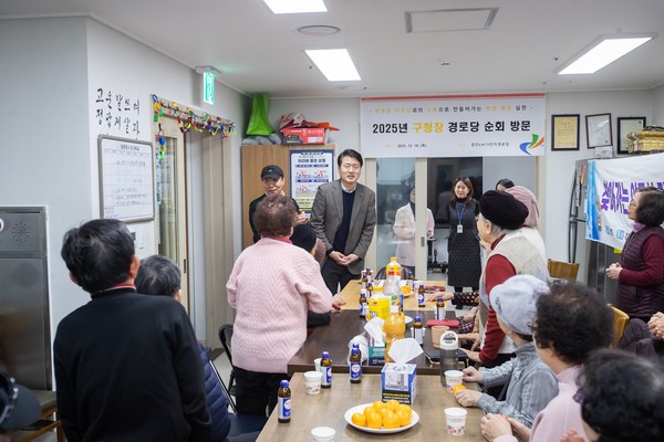 강범석 서구청장이 검단지역 경로당을 방문해 어르신들과 인사를 나누고 있다. 서구 포토