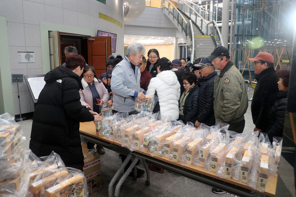 영흥화력 에너지파크 하모니홀에서 지역주민을 위한 영화상영 및 간식을 배부하고 있다. 영흥화력 포토