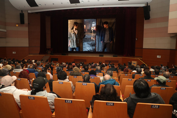 영흥화력 에너지파크 하모니홀에서 지역주민을 위한 영화상영 및 간식을 배부하고 있다. 영흥화력 포토