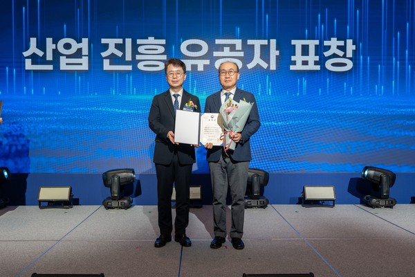 인하대 하주용 미디어커뮤니케이션학과 교수가 방송미디어통신위원장 표창을 받고 기념사진을 촬영하고 있다. 인하대 포토