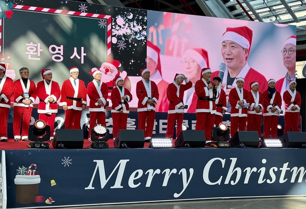 지난 25일 인천상상플랫폼에서 개최된 ‘2025 미추홀 산타클로스 발대식’에서 이학재 사장이 환영사를 전하고 있다. 공항공사 포토