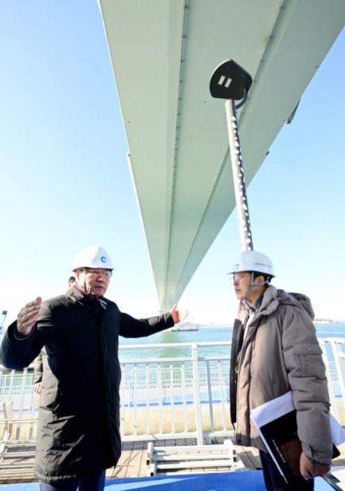 유정복 인천광역시장이 30일 제3연륙교 건설현장을 찾아 친수공간 시설을 점검하고 있다. 인천시 포토
