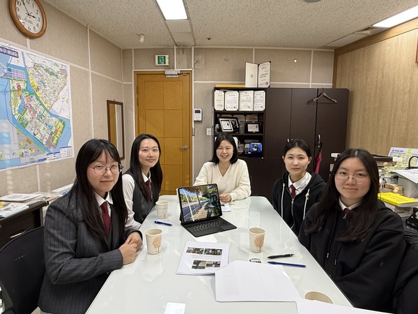  인천여고 학생들과 ‘버스 정류장 안전 개선’ 정책 간담회를 갖고 있다. 구의회 포토