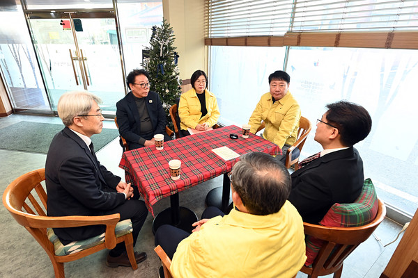 차준택 구청장 및 관계자들이 지역 내 한파쉼터를 방문점검 하고 있다. 부평구 포토