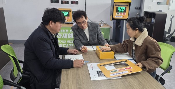신문수 대표가 신제품에 대한 기술 개발에 대해 직원들과 논의하고 있다. 인천뉴스 
