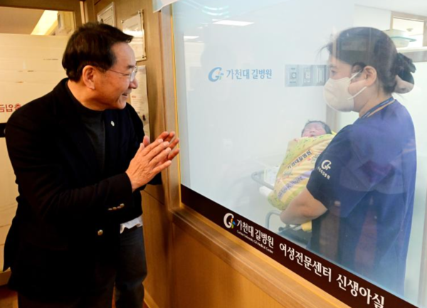 유정복 인천광역시장이 1일 가천대 길병원 신생아실에서 2026년 병오년 새해둥이의 탄생을 축하하고 있다.