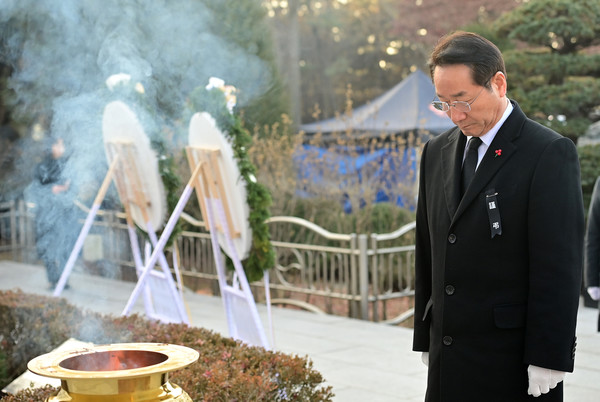 인천시 미추홀구 수봉공원 현충탑에서 참배하는 유정복 인천시장. 인천뉴스DB