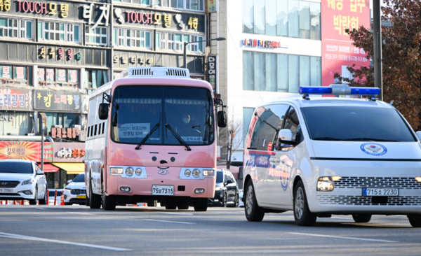국가유공자와 보훈 가족을 위해 운행된 버스. 안산시 포토