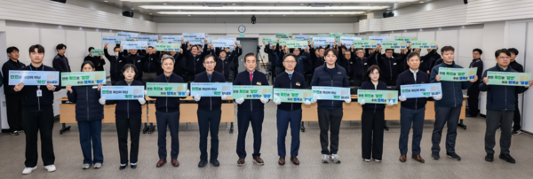 왼쪽에서 6번째부터 공사 신영은 감사, 최정규 사장, 김현기 노조위원장. 공사 제공