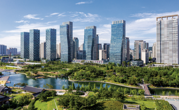 송도센트럴파크는 약 40만㎡ 규모로, 도심 한가운데 천연 해수를 끌어들인 인공수로가 흐르는 국내 최초의 수상형 도심공원이다. 카누·수상택시 등 수상레저를 즐길 수 있고, 한옥마을·트라이볼 등 문화공간과 어우러져 도심 속 힐링과 문화가 공존하는 상징적 공간이다.