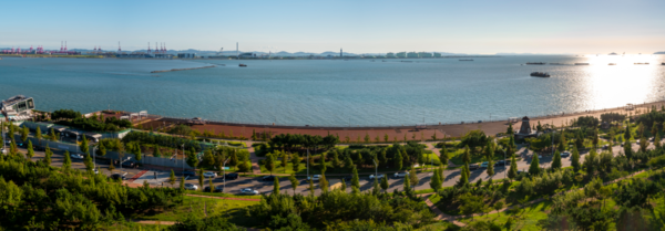 2003년 12월부터 2006년 1월까지 사업 시행한 솔찬공원은 송도 남측 해안을 따라 조성된 20만㎡ 규모 근린공원으로, 인천대교 건설 당시 케이슨 제작장이었던 장소를 재탄생시켰다. IFEZ포토