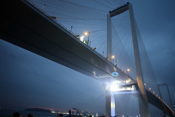 교량 하부 미디어파사드 연출. IFEZ 포토