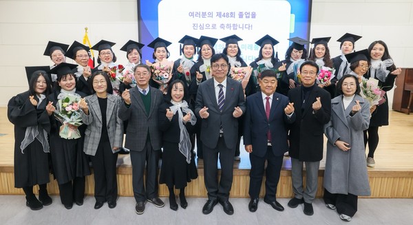 박창호 의원(앞줄 우측 세 번째)과 인천여고부설방송통신고등학교 졸업생들이 함께 단체 사진 촬영을 하고 있다. 시의회 포토