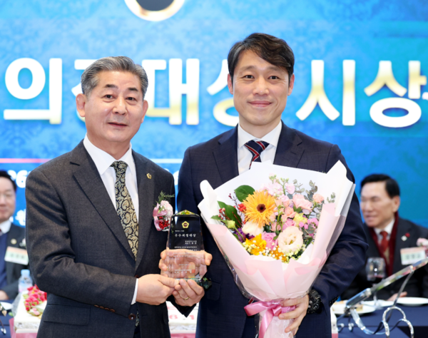 왼쪽부터 정해권 인천시의회 의장과 이용창 교육위원장. 시의회 포토