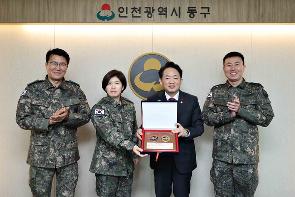 동구가 '2025년 예비군 육성지원 우수 지자체'로 선정돼 감사패를 전달받고 기념촬영을 하고 있다. 동구 포토
