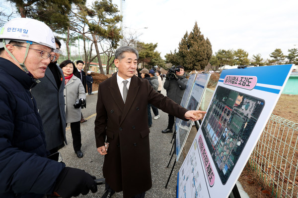 정해권 의장이 시민들과 승기공공하수처리시설 경과보고를 받고 있다. 시의회 포토