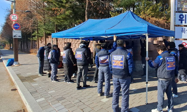 한국지엠 부평공장 서문에서 천막농성에 돌입한 지엠부품물류지회. 노조 포토