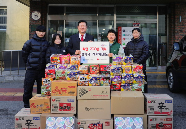 미추홀구가 경희대 서화 태권도로부터 기부물품을 전달받고 기념촬영을 하고 있다. 미추홀구 포토