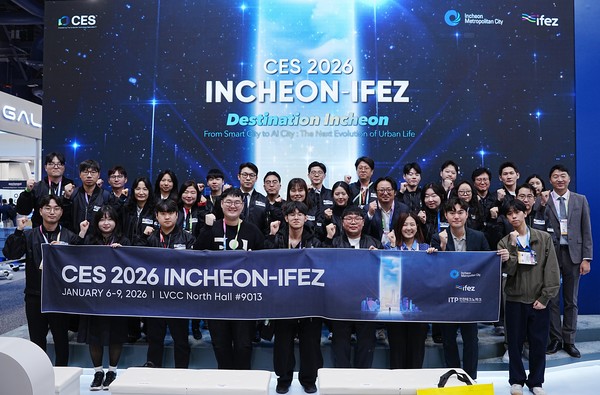 IFEZ관 전시기업과 참관단 직원들이 1월 6일(현지 시간 기준) CES 2026 현장에서 인천-IFEZ관 개막식 후 기념사진을 찍고 있다. IFEZ 포토