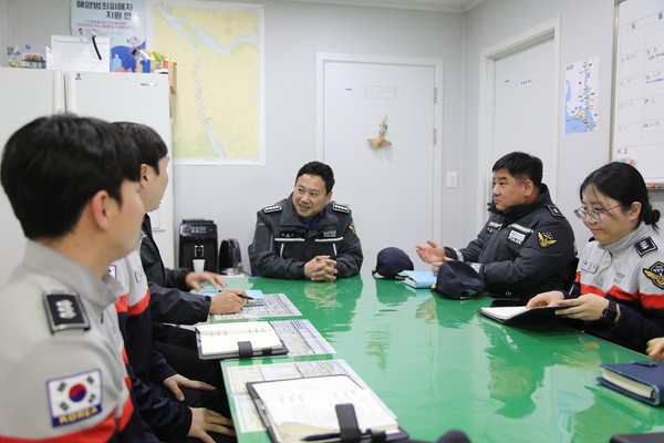 양종타 인천해양경찰서장이 지난 7일 대명파출소를 방문해 직원들을 격려하고 있다. 인천해경 포토