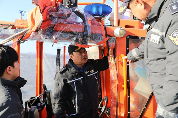 양종타 인천해양경찰서장이 지난 7일 대명파출소를 방문해 파출소 연안구조정을 점검하고 있다. 인천해경 포토