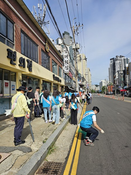 지역 주민들이 환경정비 활동을 하고 있다. 남동구 포토