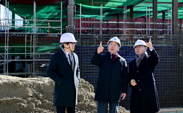 유정복 인천시장이 8일 연수구 송도 세브란스병원 건설현장을 찾아 윤동섭 연세대학교 총장과 현장을 점검하고 있다. 인천시 포토