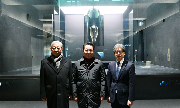 유정복 인천시장이 8일 연수구 연세대학교를 방문해 윤동섭 연세대학교 총장과 양자컴퓨터를 살펴보고 기념촬영을 하고 있다. 인천시 포토