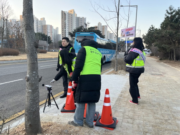 김정헌 중구청장과 관계 공무원이 하늘대로 일원에서 소음 실태를 확인하고 있다. 중구 포토