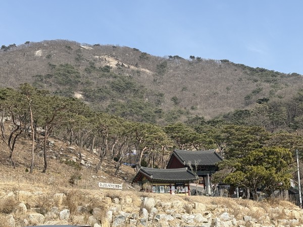 석모도 보문사 입구에서 바라 본 해명산 전경. 인천뉴스 포토.