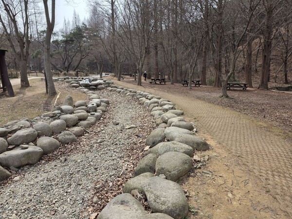 인천대공원 진달래 피는 개울숲 전경. 인천뉴스 포토.