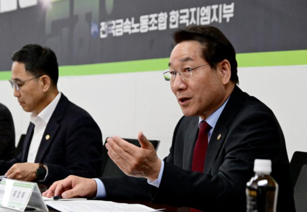 지난 24일 인천 부평 한국GM을 찾아 노조와 간담회를 진행하고 있는 유정복 인천시장. 인천시 포토