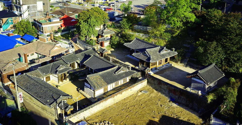강화읍에 위치한 용흥궁 전경. 강화군 포토.
