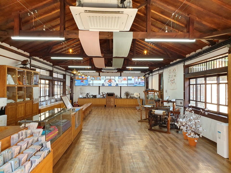 강화 소창체험관 내부 전경. 강화군 포토.