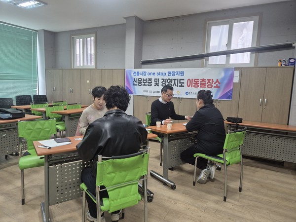 용현시장 상인회 사무실에서 진행된 ‘ONE-STOP 금융지원 이동출장소’. 인천신보 포토