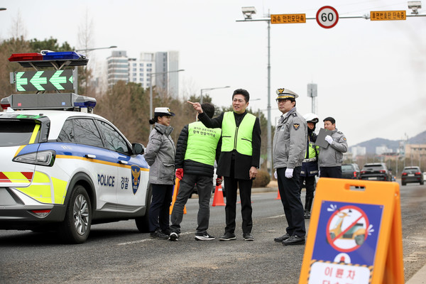 김정헌 중구청장이 지난 3월 1일 하늘대로 일원을 찾아 이륜차 소음 합동점검 현장을 살피고 있다. 중구 포토