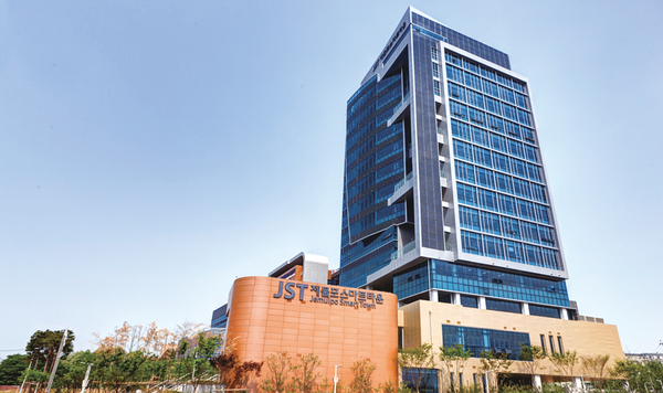 인천시 미추홀구 도화동에 위치한 JST제물포스마트타운 전경. 인천시사회적경제지원센터는 JST 13층에 위치해 있다.  인천뉴스DB