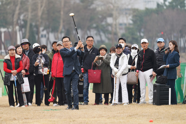 이재호 연수구청장이 승기천 파크골프장 개장 기념 시타를 하고 있다. 연수구 포토