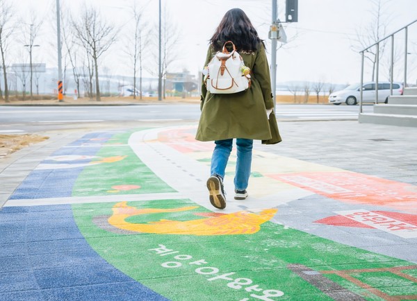 접근성 개선사업(계양아라온~황어장터 보행로에 조성된 유도선을 따라 방문객이 이동하고 있다. 계양구 포토