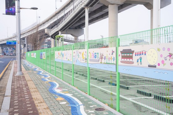 접근성 개선사업(계양아라온~황어장터 역사문화센터 보행유도 디자인 벽화 및 바닥 유도선). 계양구 포토