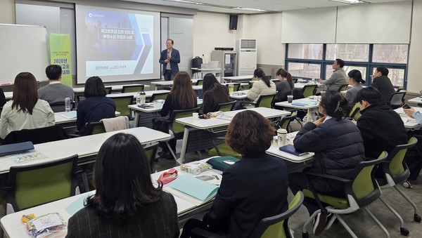 지난 30일 인천상공회의소에서 열린 ‘2026년 제1차 인천지역 고용아카데미’에서 이경래 교수가 실무자들에게 올바른 보조금 집행 절차와 관리 노하우를 전수하고 있다. 인천상의 포토