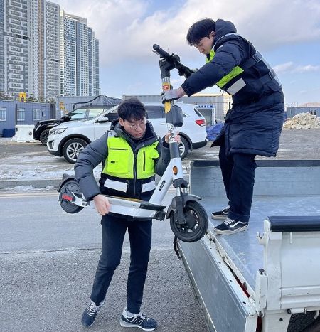 공유 킥보드를 단속하는 연수구청. 인천뉴스DB