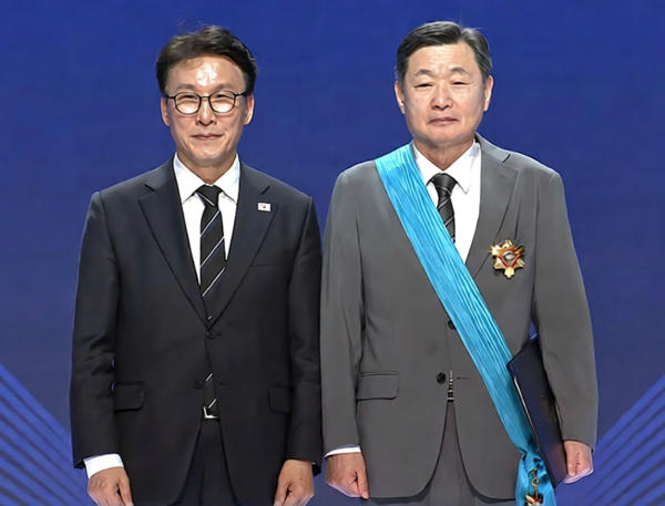 김민석 국무총리(왼쪽)와 금탑산업훈장을 수여받은 인천도시가스㈜ 이종훈 회장이 기념촬영을 하고 있다. 인천상의 포토