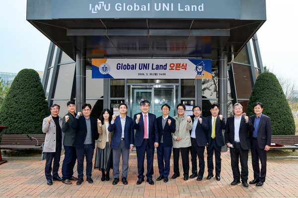 Global UNI Land 개소식 참석자들이 기념촬영을 하고 있다. 인천대 포토