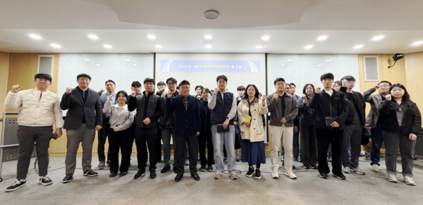 워크숍 참석자들이 기념촬영을 하고 있다. 시설공단 포토