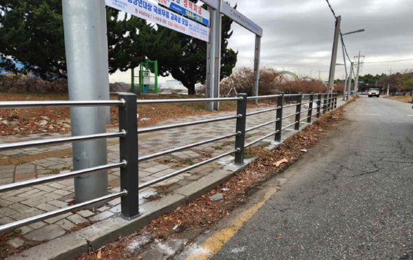 교통사고 다발 구간 교차로 개선공사 후 모습(보행자 안전펜스). 서구 포토