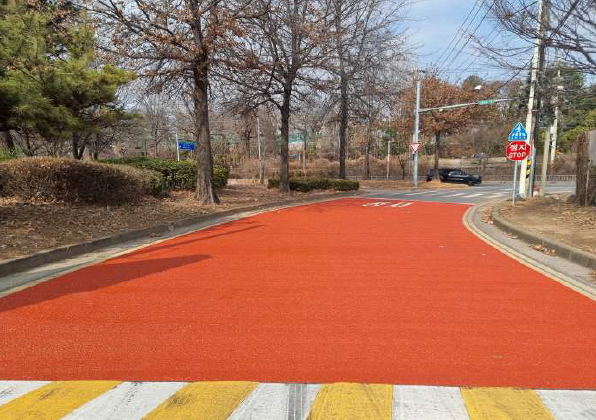교통사고 다발 구간 교차로 개선공사 후 모습(미끄럼방지 포장). 서구 포토