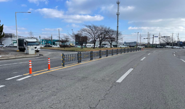 교통사고 다발 구간 교차로 개선공사 후 모습(차선 분리대 설치). 서구 포토